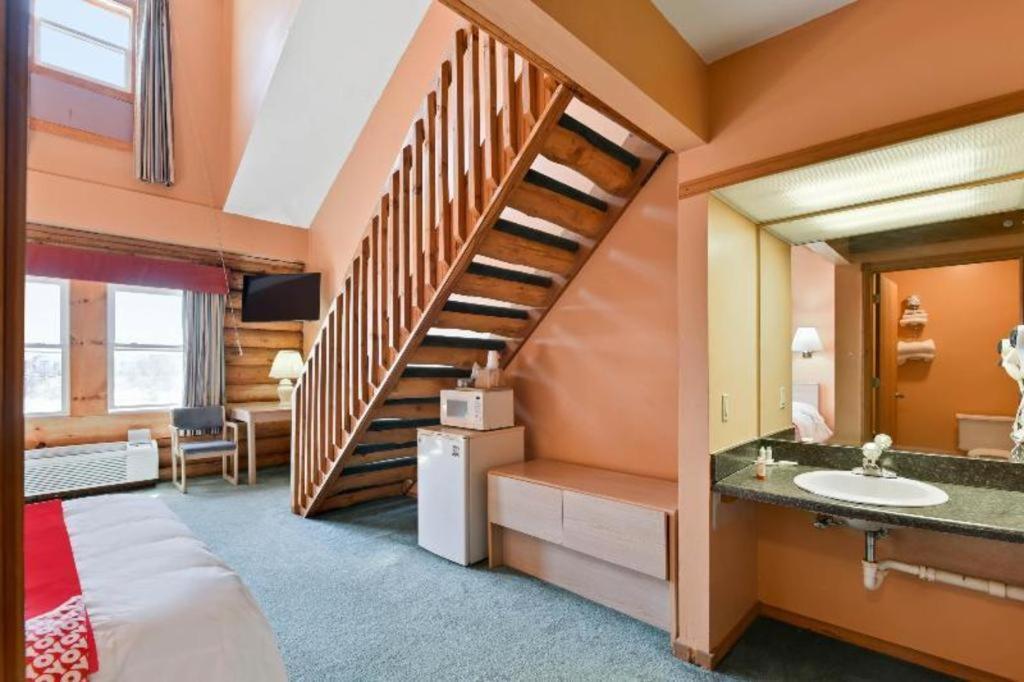 Casa Loma Inn & Suites By Oyo Davenport Ia Near I-80 Экстерьер фото