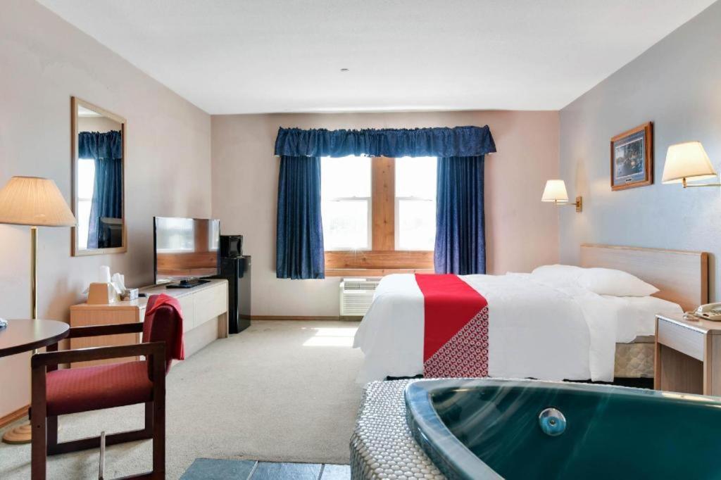 Casa Loma Inn & Suites By Oyo Davenport Ia Near I-80 Экстерьер фото