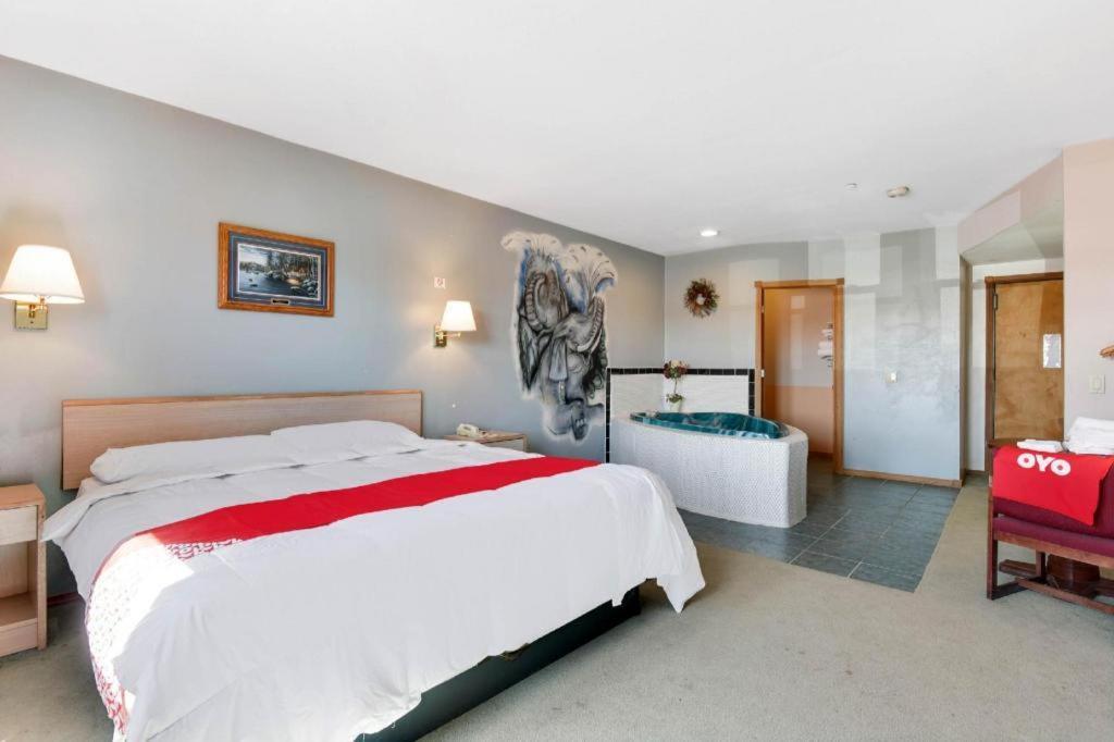 Casa Loma Inn & Suites By Oyo Davenport Ia Near I-80 Экстерьер фото