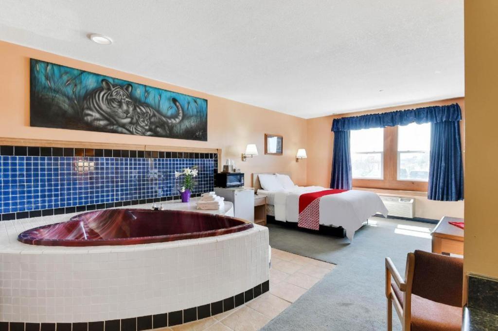Casa Loma Inn & Suites By Oyo Davenport Ia Near I-80 Экстерьер фото